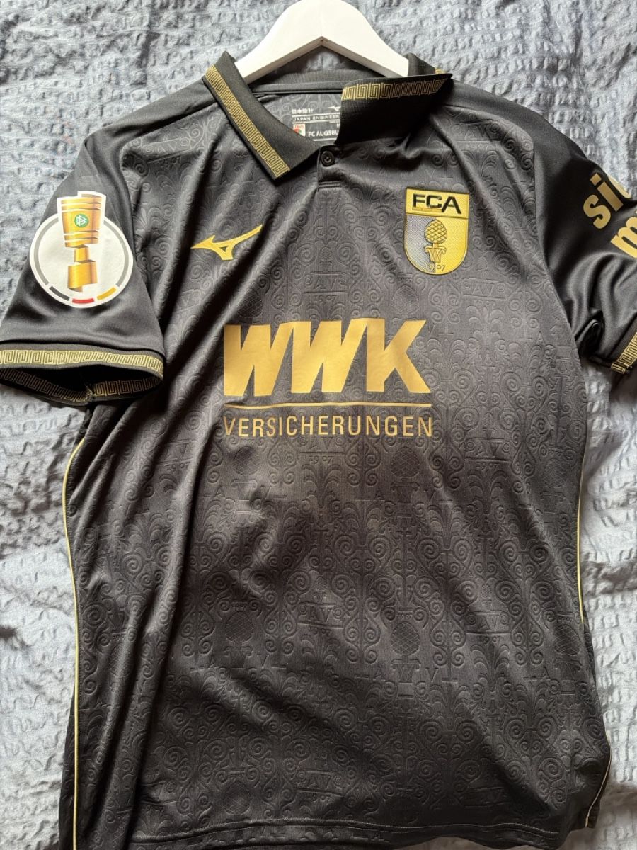 Mizuno Canottiere & Pantaloni: FC Augsburg Römertrikot 25/26 – Nuovo (secondo la descrizione) da Kriessern venduto da Do276