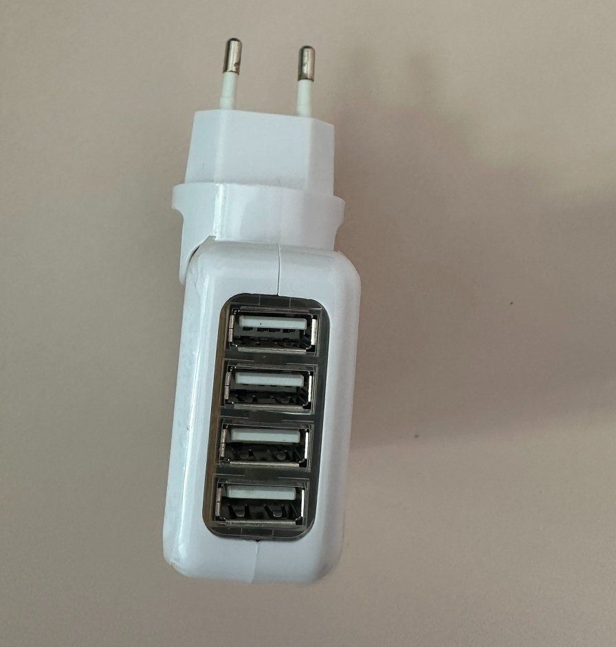 Unità & Adattatore: Mit 4xUSB Charger Travel Adapter – Nuovo (secondo la descrizione) da Nidau venduto da EXP40