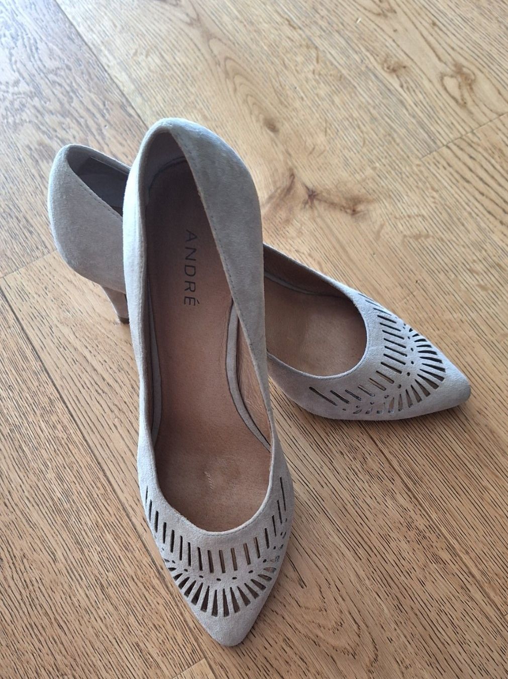 André Scarpe da donna: Escarpins ajourés daim T.38, talon 7cm, couleur sable – Usato da Jussy venduto da drs_sb7q 1