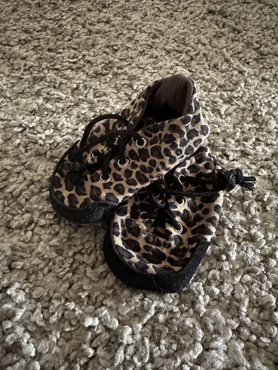 Scarpe per ragazzi: Baby-Schühchen Leopard mit Gummizug, Gr. ca. 18-19 – Usato da Schaffhausen venduto da NellyE 1