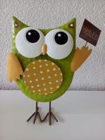 Deko-Eule mit "HELLO" Schild