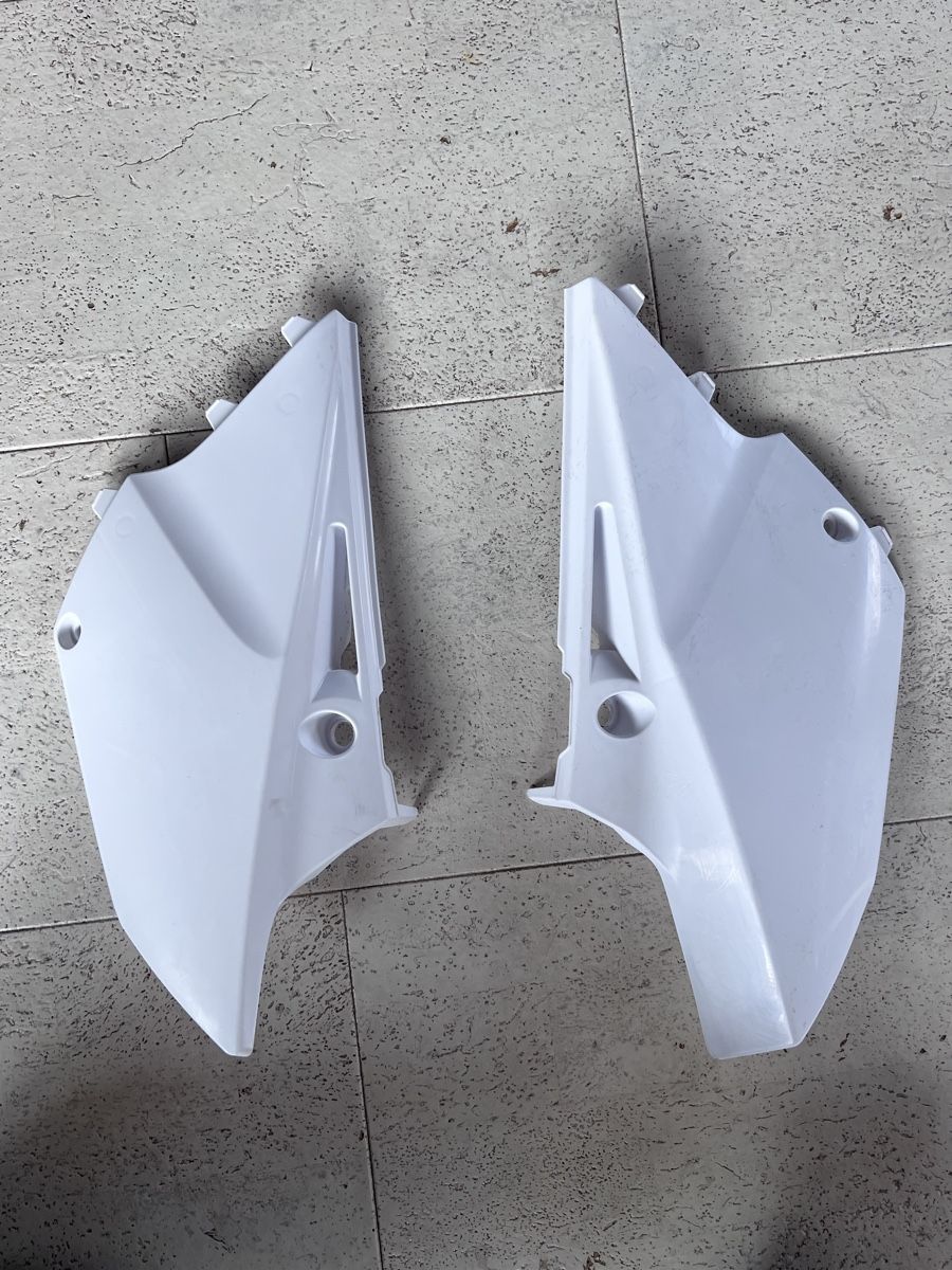 Yamaha Tutti i ricambio per moto: Seitenabdeckung Yamaha YZ 125 – Usato da Hallwil venduto da rob_vb7k