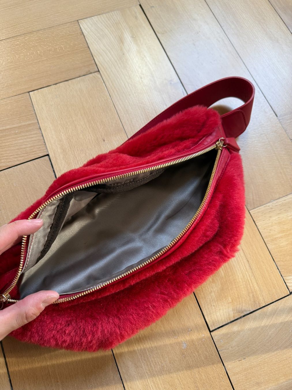 Taschen für Damen: Bauchtasche rot flauschig – Gebraucht aus Zürich von Diazaio 1