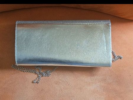Pochette de soirée argentée avec chaîne - Élégance ✨