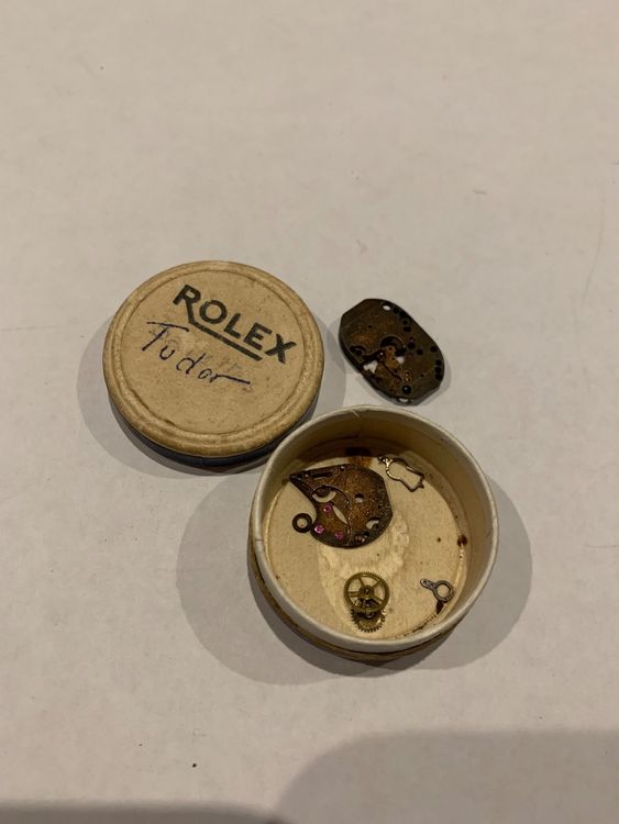 Boîte Avec Pièces De Montre D'Occasion (Mouvements?) Pour FE 233-68 Et VF.E.2 - Pour Réparation