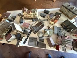 Lot de bâtiments miniatures à l’échelle HO, divers état.