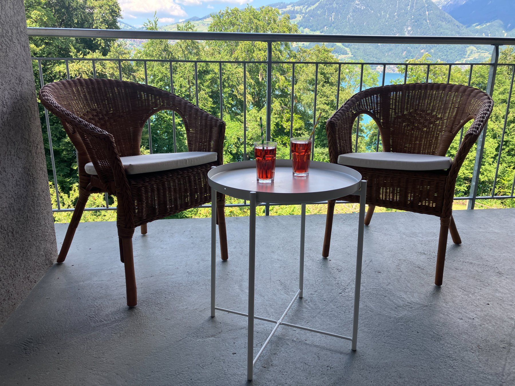 Ikea Sessel: Rattanstühle mit Tischli – Gebraucht aus Spiez von ChristianvG 1