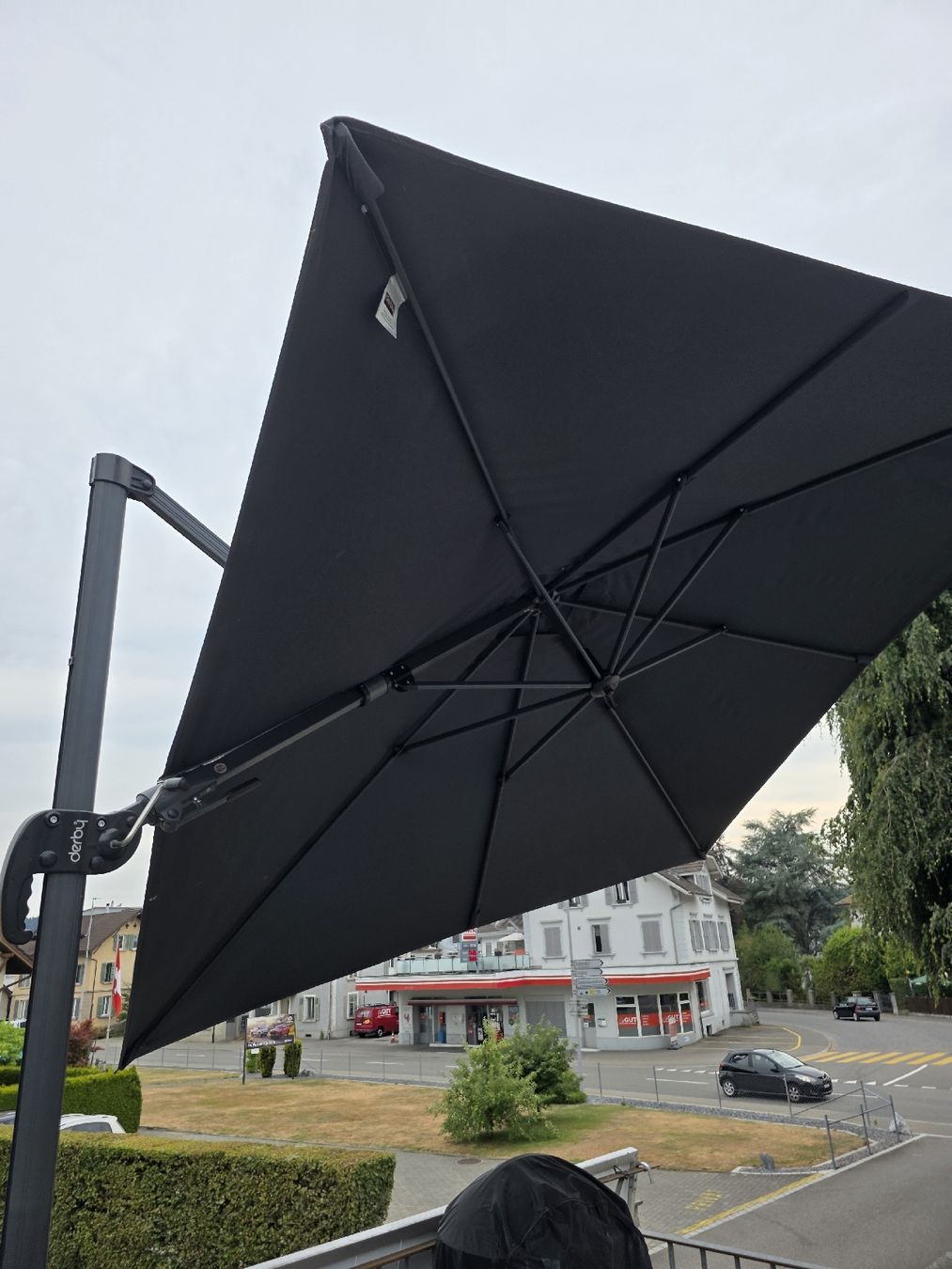 Parasols: Sonnenschirm Hängeschirm Anthrazit Gekippt mit Fuss – D'occasion à Reiden par pavlo41