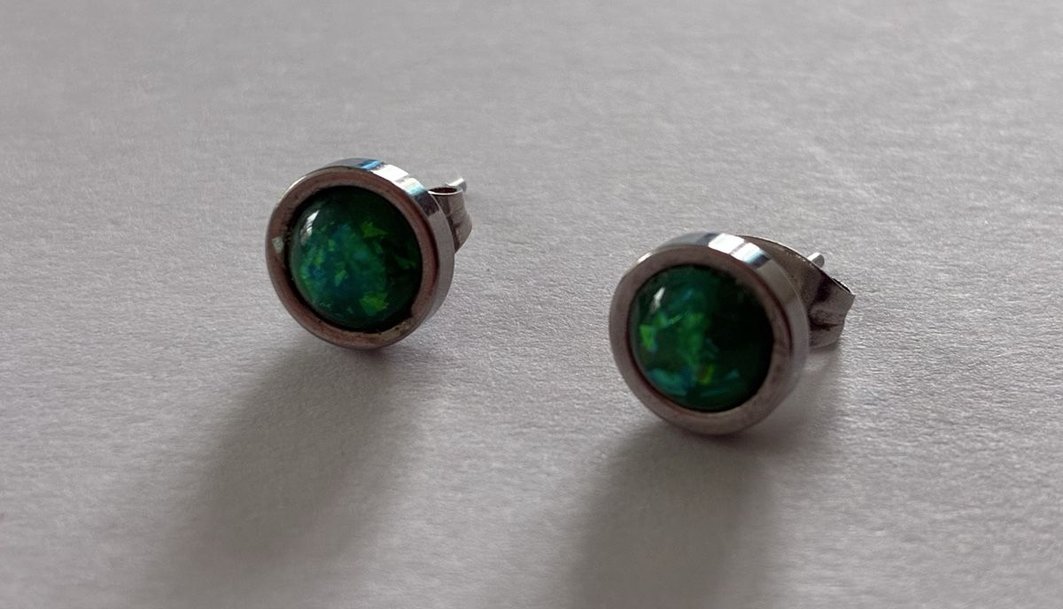 Boucles d'oreille: Green stud Earrings with lighter flecks – D'occasion à Basel par cat_sq5m