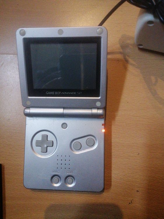 Gameboy advance SP inkl Ladegerät Kaufen auf Ricardo