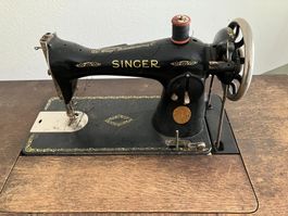 Antike Singer Nähmaschine mit Zubehör & Tisch