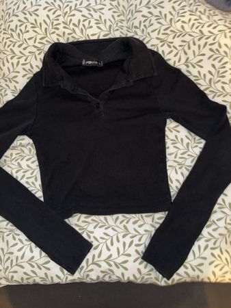Schickes, schwarzes Langarmshirt mit Kragen, Grösse S