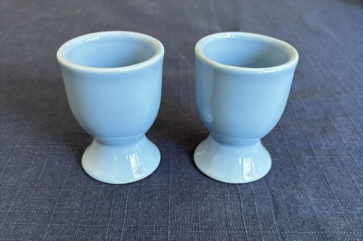 Rössler Altre Stoviglie: 2 Rössler (?) Vintage-Eierbecher Keramik hellblau – Usato da Heiden venduto da BillyS