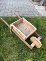 Antike Kinderschubkarre mit passendem Werkzeug 