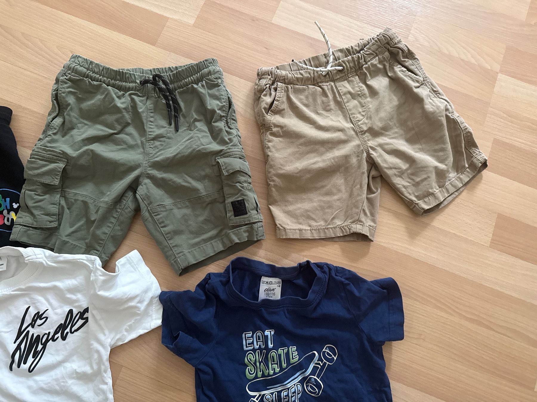 Lotti & Set di vestiti: Kleiderpaket Grösse 4-6 Jahre – Usato da Horgen venduto da linuxrp 2