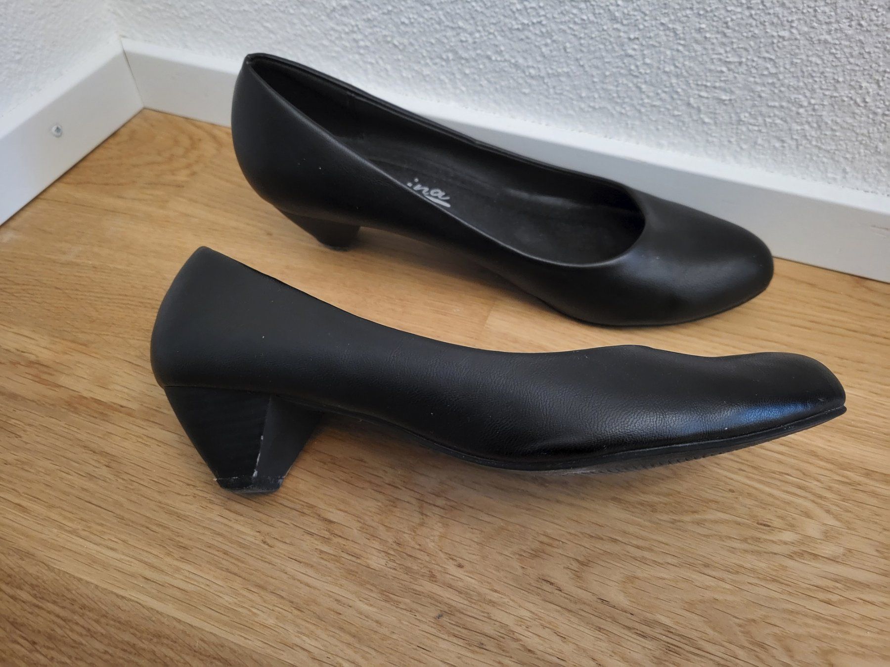 Scarpe da donna: Pumps Carina schwarz Grösse 38 – Usato da Arnegg venduto da Michirech 1