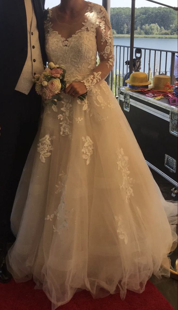Vestiti: Abito sposa manica lunga in pizzo con scollo a V – Usato da Bellinzona venduto da mon_2wjn 2