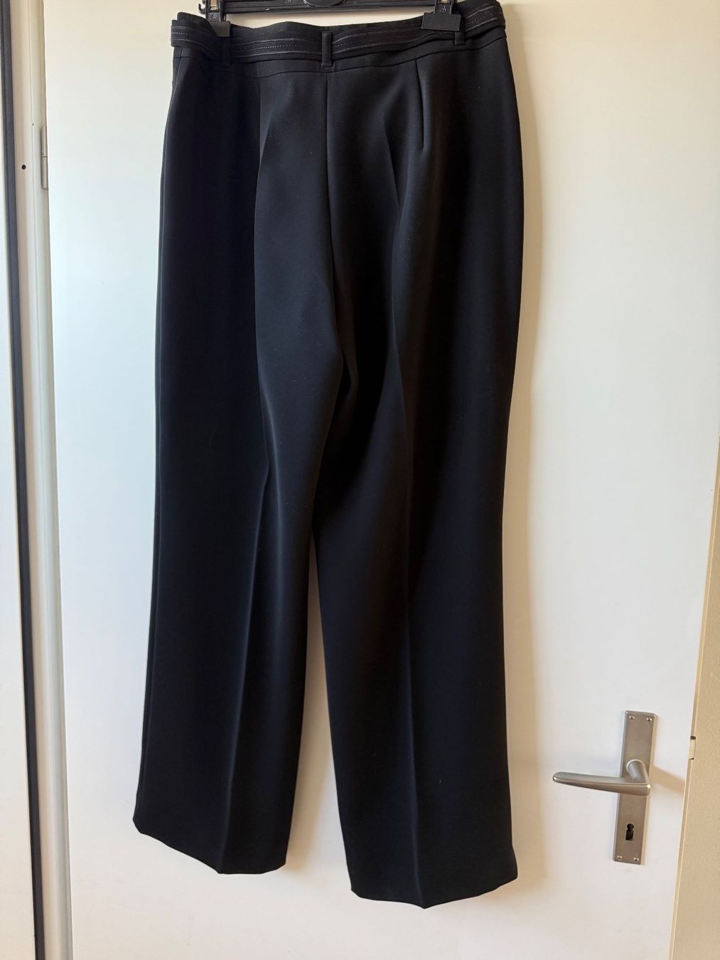 Pantaloni: Schwarze Stoffhose Gr. 40 mit Gürtel, elegant – Usato da Dällikon venduto da dahi1 3