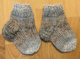 Babysöckli 💜🤎🤍 - handgestrickt - ab ca. 3 Monate - NEU
