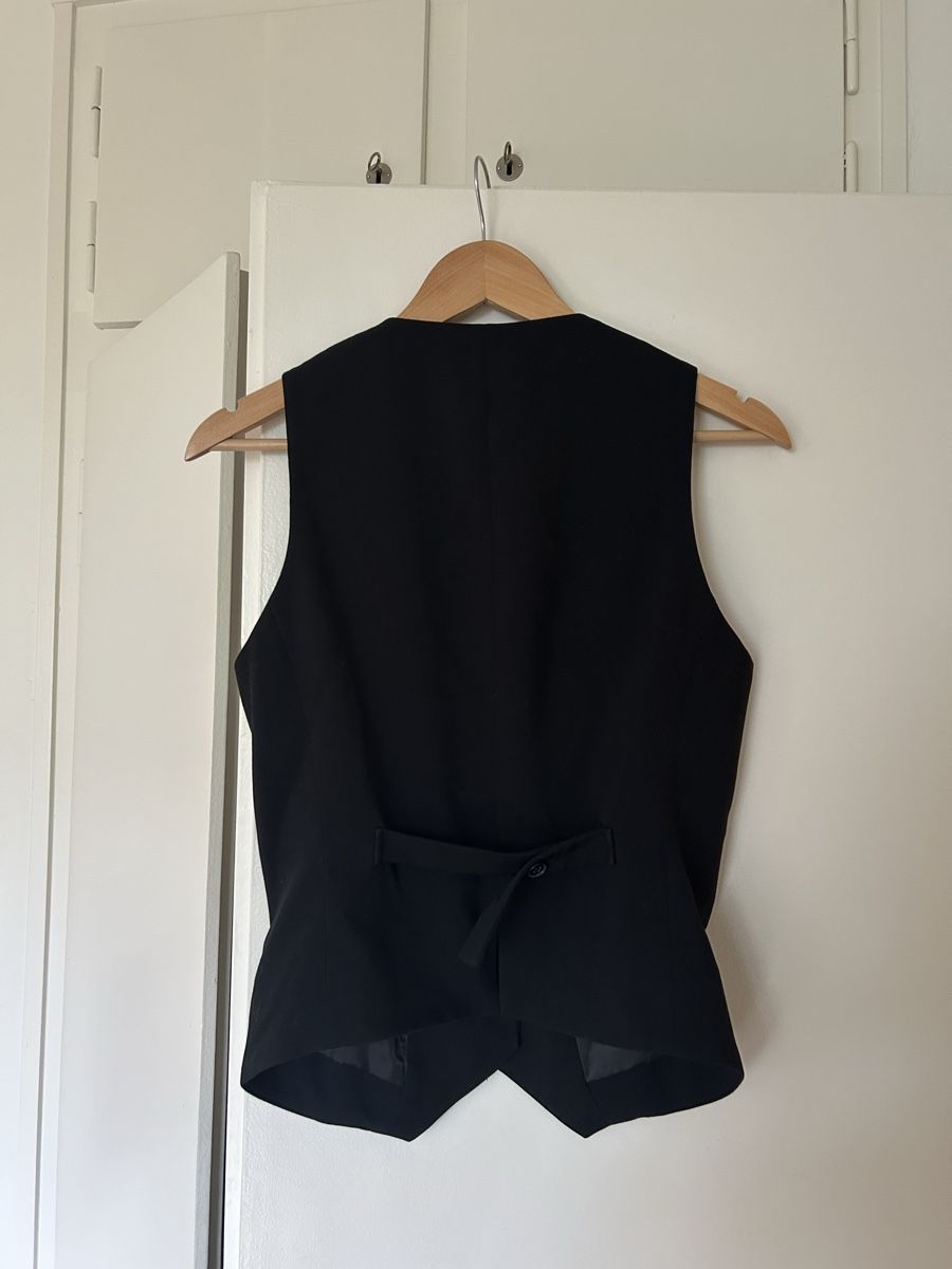 Weekday Gilet & Giacche senza maniche: Weekday black vest top  – Usato da Zürich venduto da ori_9dcy 2
