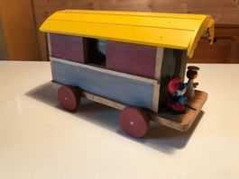 Roulotte de cirque en bois peint
