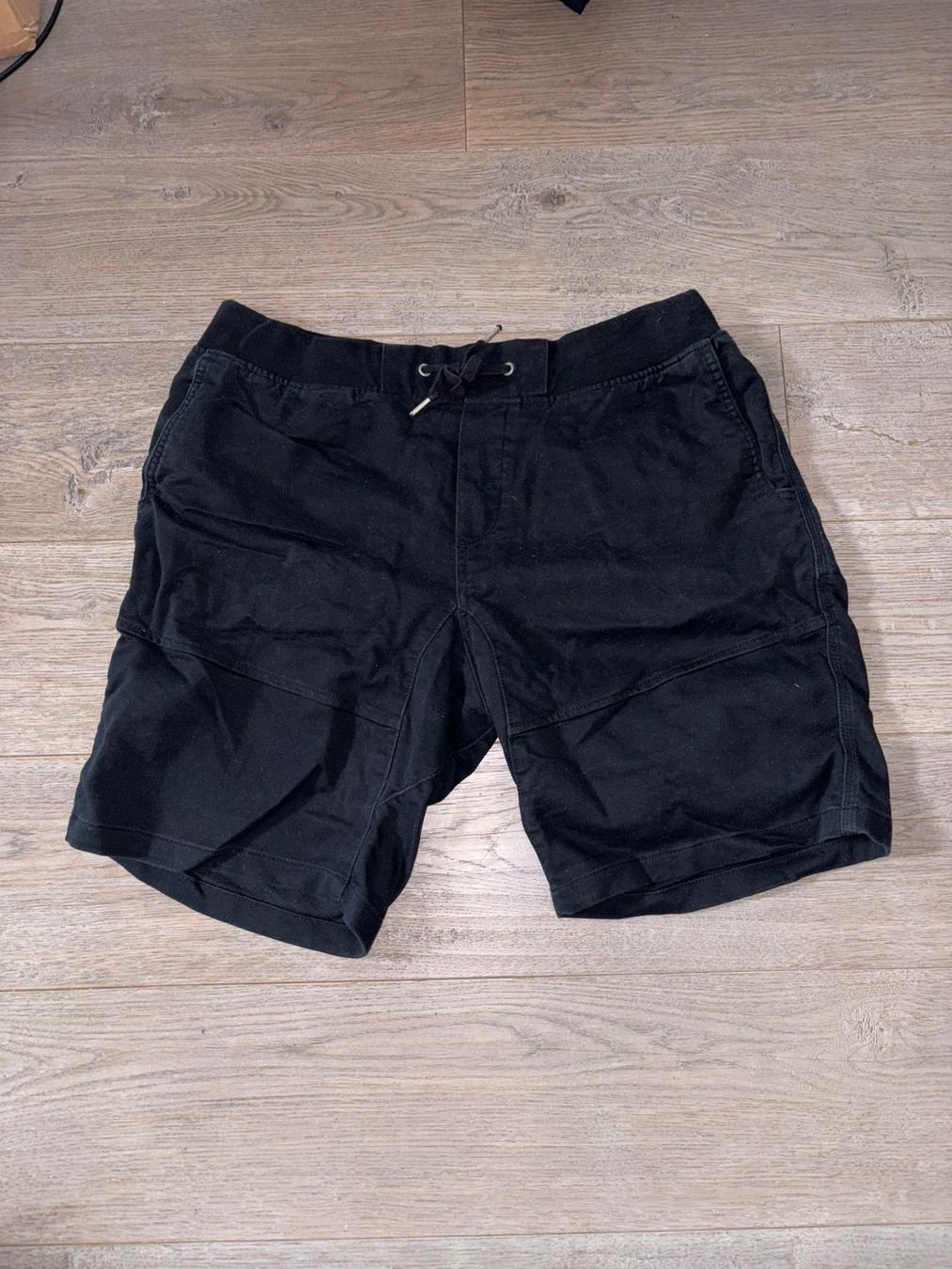 Pantaloni: Dunkelblaue moderne Shorts mit Kordelzug – Usato da Goldach venduto da jil_vnd8