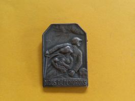 Médaille ancienne suisse en métal, Nous défendrons