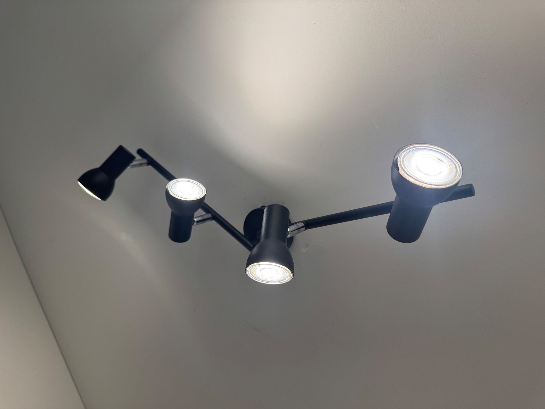 Kronleuchter & Deckenlampen: Schwarze Deckenlampe mit 4 LED-Spots – Gebraucht aus Unterterzen von enej