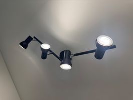 Schwarze Deckenlampe mit 4 LED-Spots