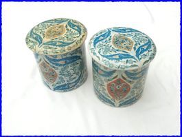 2 alte Blechdosen mit Noppenfüssen - Jugendstilmotiv