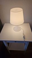 weisse Nachttischlampe