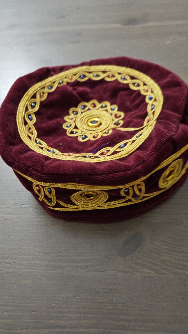 Hüte, Mützen & Caps: bonnet arabe, velours et perles – Gebraucht aus Lausanne von Angelite
