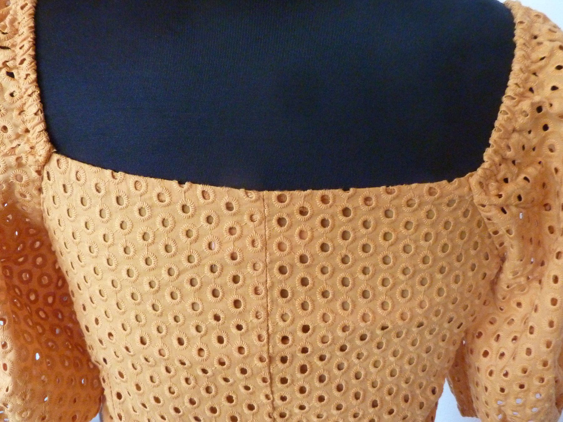 H&M Top: ockerfarbenes Oberteil mit Lochmuster 34 – Nuovo (secondo la descrizione) da Waldstatt venduto da Kananaskis1 3