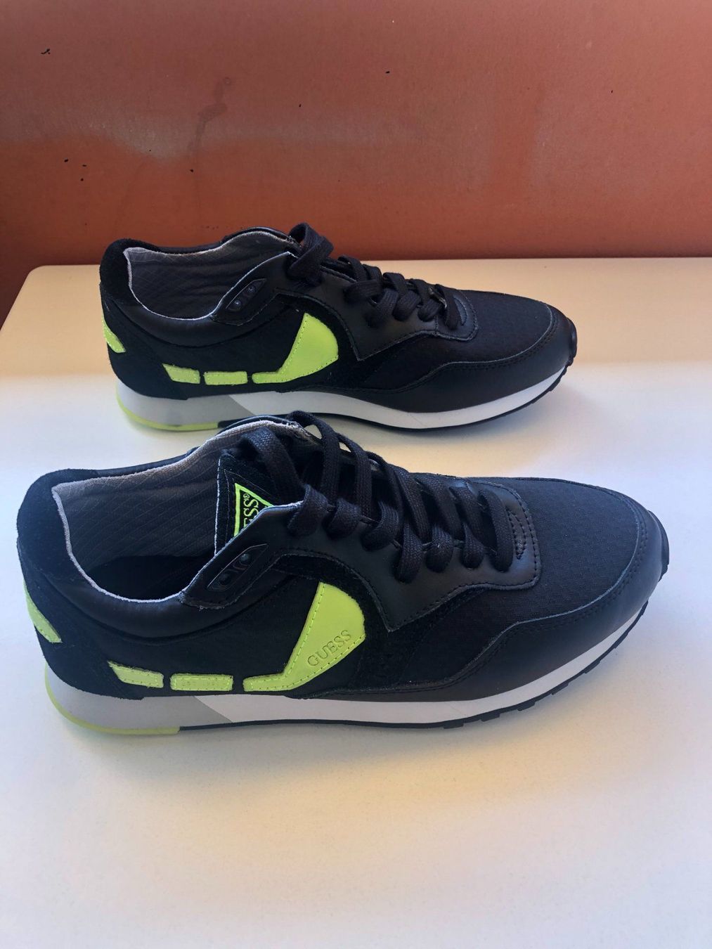 Guess Scarpe da uomo: Chaussures Guess taille 40 – Nuovo (secondo la descrizione) da Neuchâtel venduto da kedac 1
