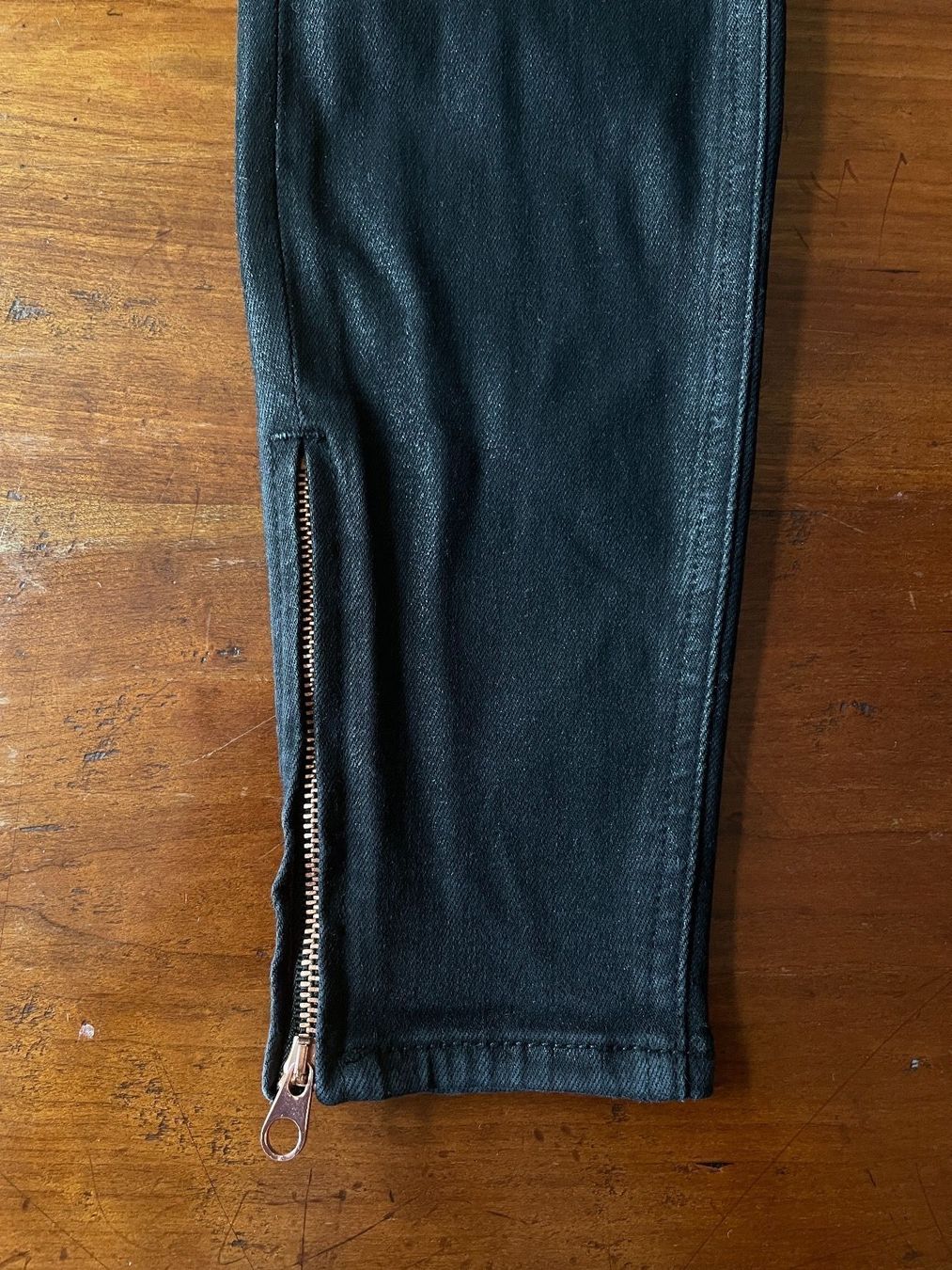 Jeans: Schwarze Jeans mit Glanz von Ted Baker – Usato da Zürich venduto da pgr_9pzn 4