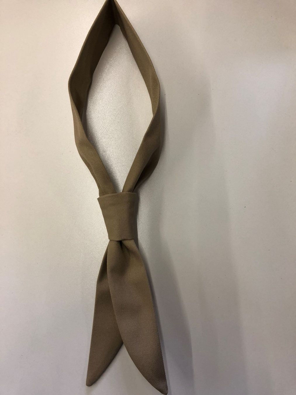 Küchengeräte: 3 Schleifenkrawatten/Foulards Sandbeige – Neu und originalverpackt aus Gossau SG von Sombat
