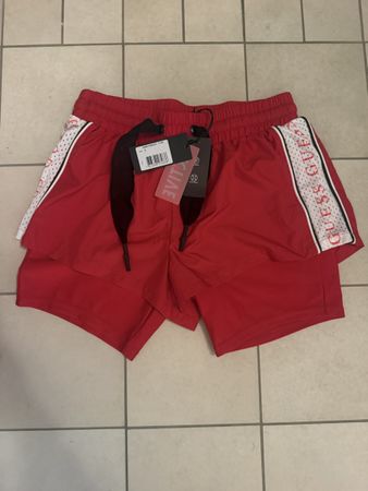 Guess Shorts rot Grösse S mit Etikett
