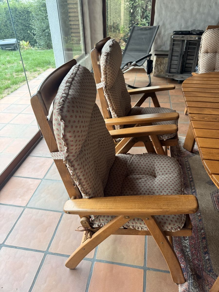Set di tavolo e panche: Gartentisch mit 6 Stühlen Holz  – Usato da Näfels venduto da Meelis 2