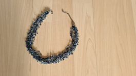 Halskette aus blauen Glasperlen, Chrälleli