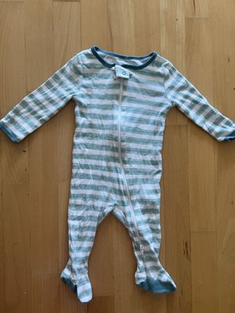 Baby Strampler/Pyjama agestreift grün weiss Grösse 68