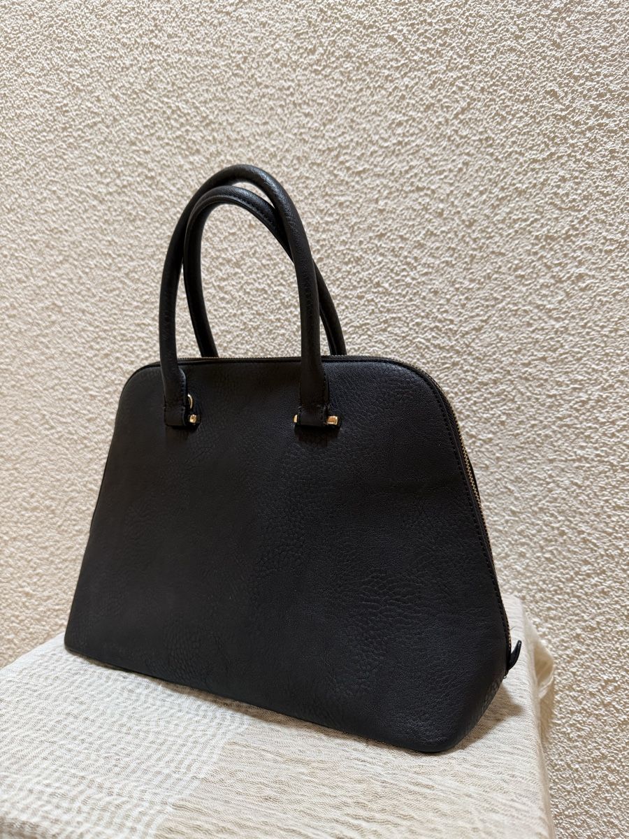 Borse da donna: Stylish Black Handbag with Gold Studs – Nuovo (secondo la descrizione) da Rebstein venduto da lot_k6yk 2