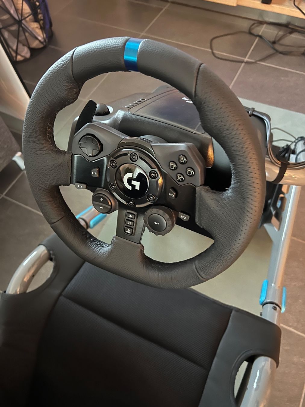 Logitech Controller: Playseat Trophy Logitech Edition + Logitech G923 PC / PS4/5 – Gebraucht aus Strengelbach von  5