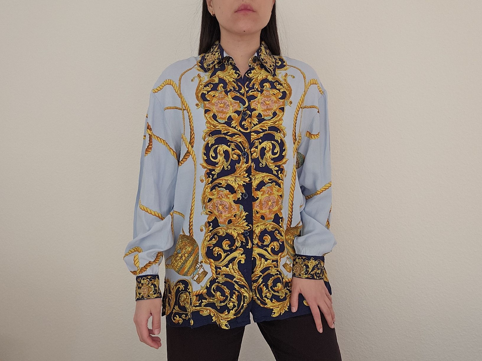 Camicette: Vintage Bluse hellblau mit "goldfarbenem" Barock Muster M/L – Usato da Zürich venduto da Mme.Sora 1