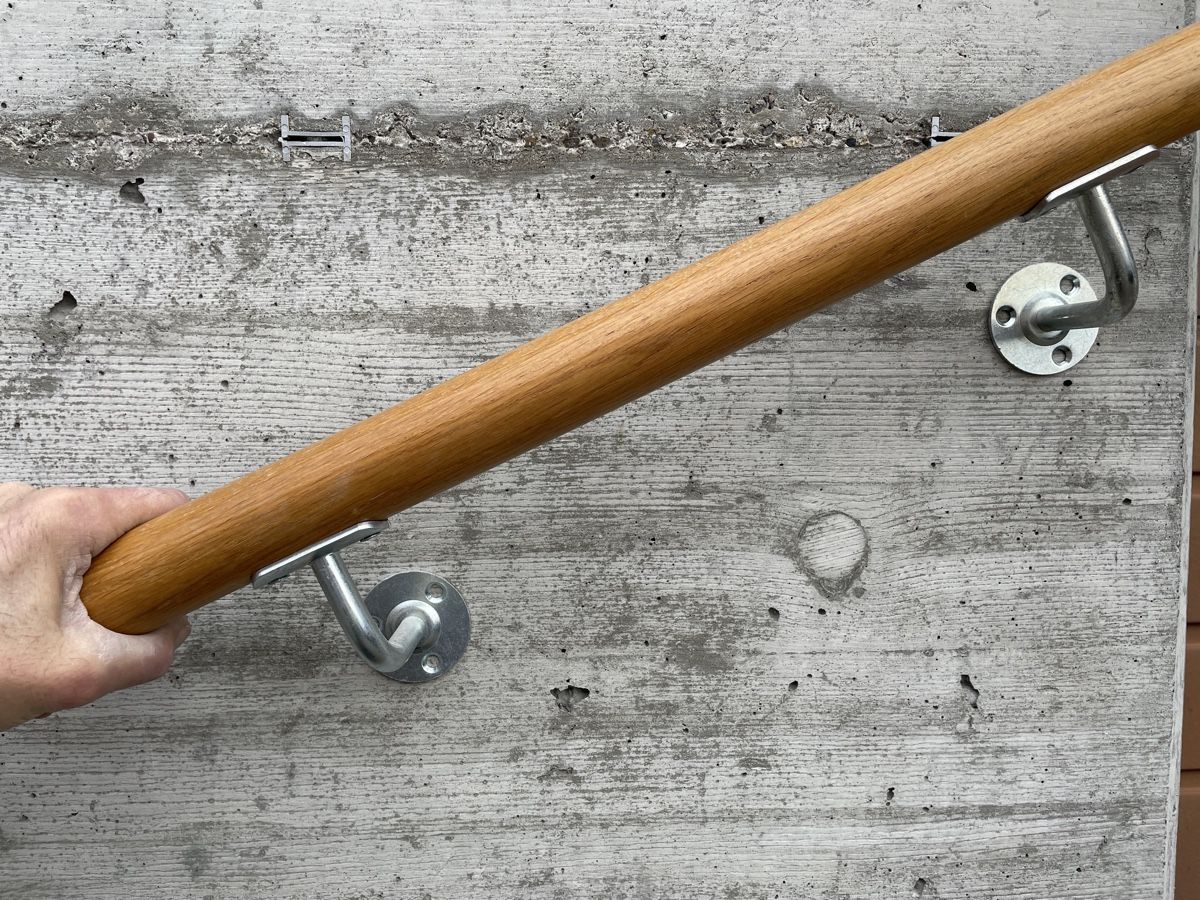 Balustrades: Handlauf Eichenholz mit Metallhalterung – D'occasion à Hauptwil par c-pro 1