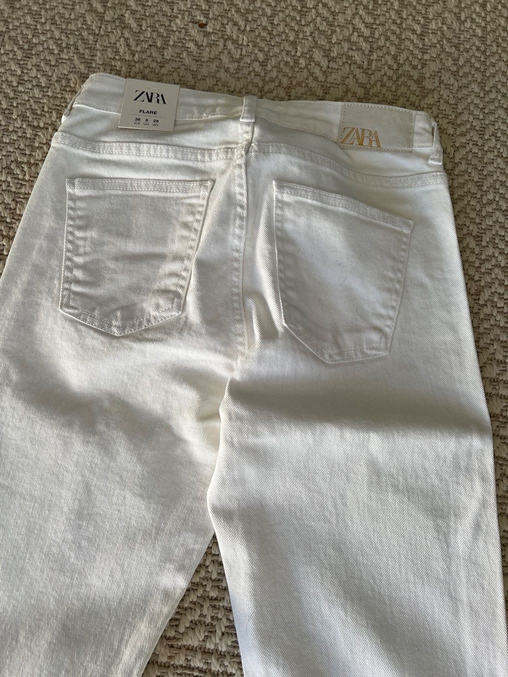 Zara Jeans: Zara Flare White Jeans 38 – Nuovo (secondo la descrizione) da Ebmatingen venduto da Charliz 6