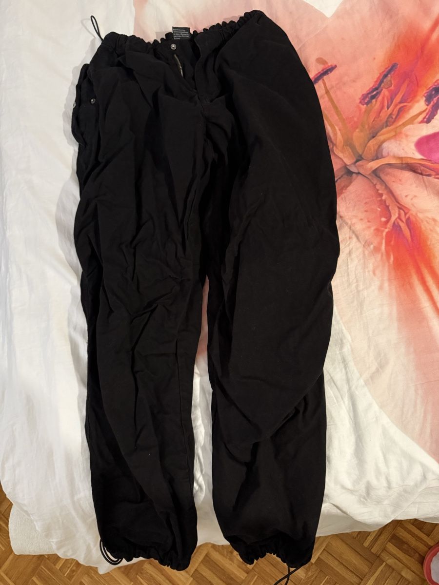 Urban Outfitters Hosen: Pantalon URBAN CLASSICS noir – Gebraucht aus Tolochenaz von izz_7vdk