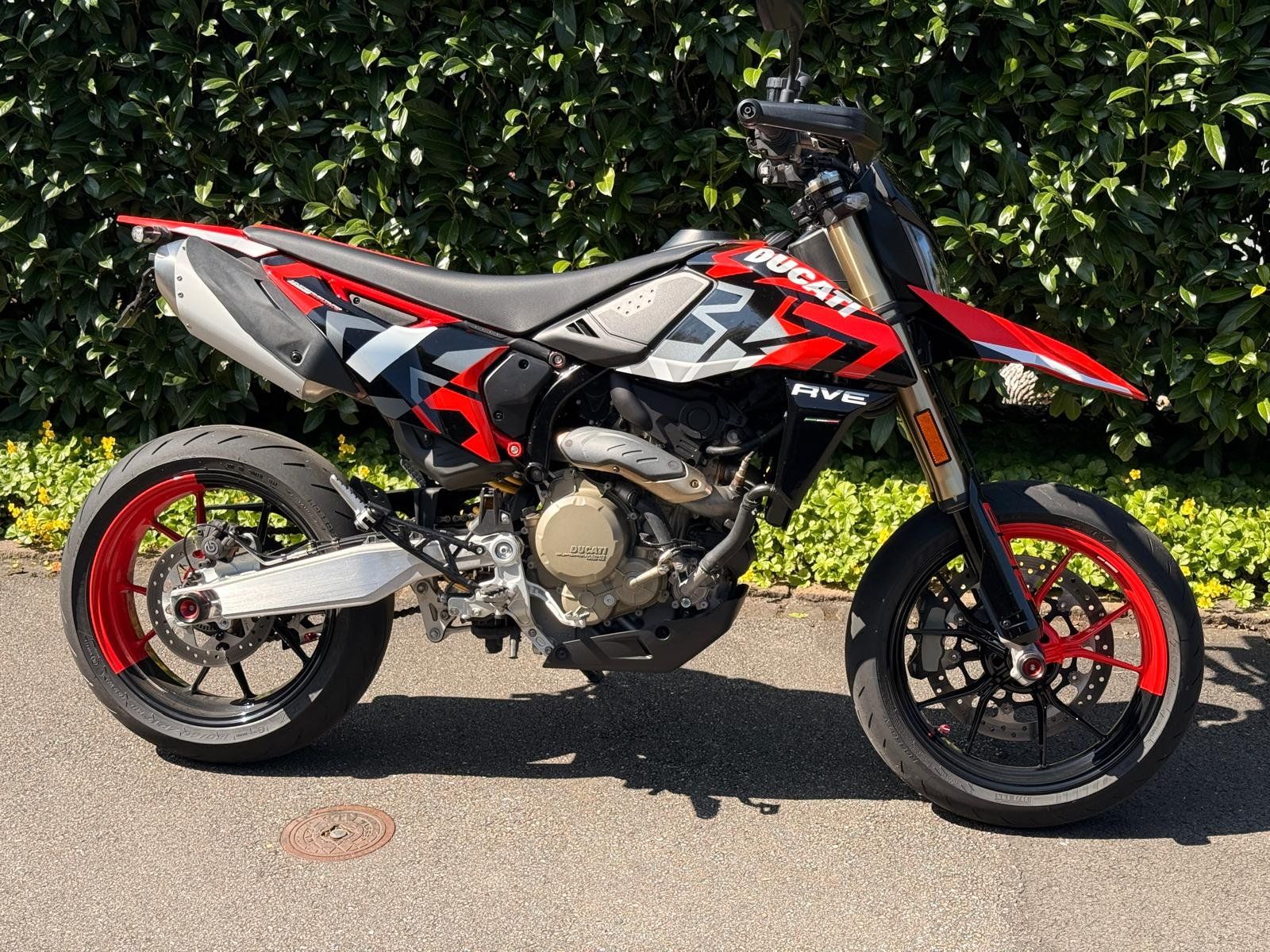 Ducati Strasse: Ducati Hypermotard 698 RVE Supermoto – Gebraucht aus Hünenberg von Moto950 4