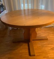 Schöner massiver Holztisch