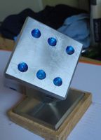Aluminium Würfel auf Holzsockel - Einzigartiges Design!