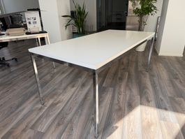 Schreibtisch / Pult mit Metallgestell